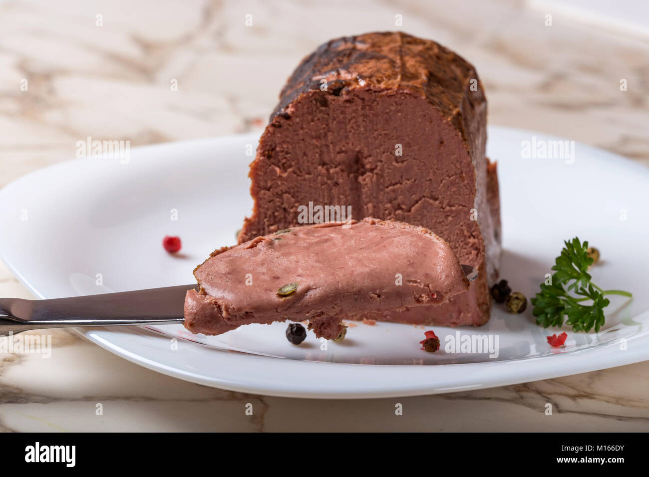 Besondere Leber Pastete aus verschiedenen Arten von Fleisch auf Messer Stockfoto