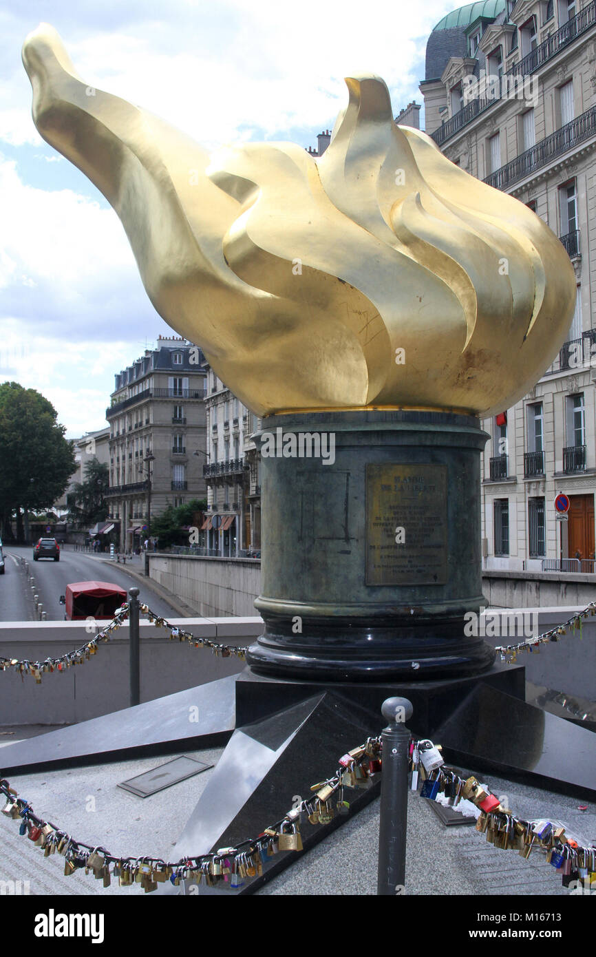 Die Flamme der Freiheit Skulptur, inoffizielle Denkmal für Prinzessin Diana, Paris, Frankreich. Stockfoto