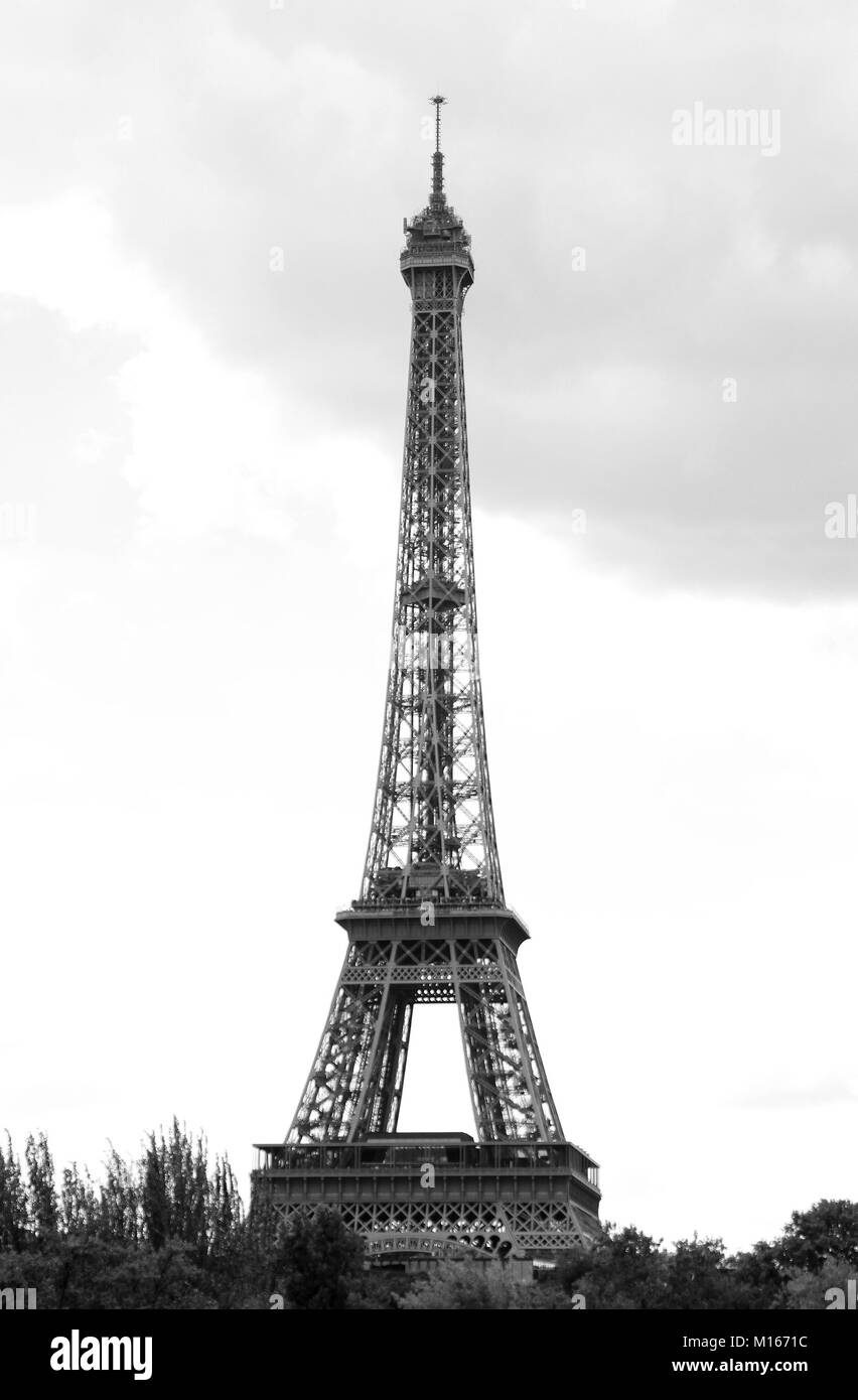 Schwarz und weiß, Blick auf Eiffelturm vom Seineufer, Paris, Frankreich. Stockfoto