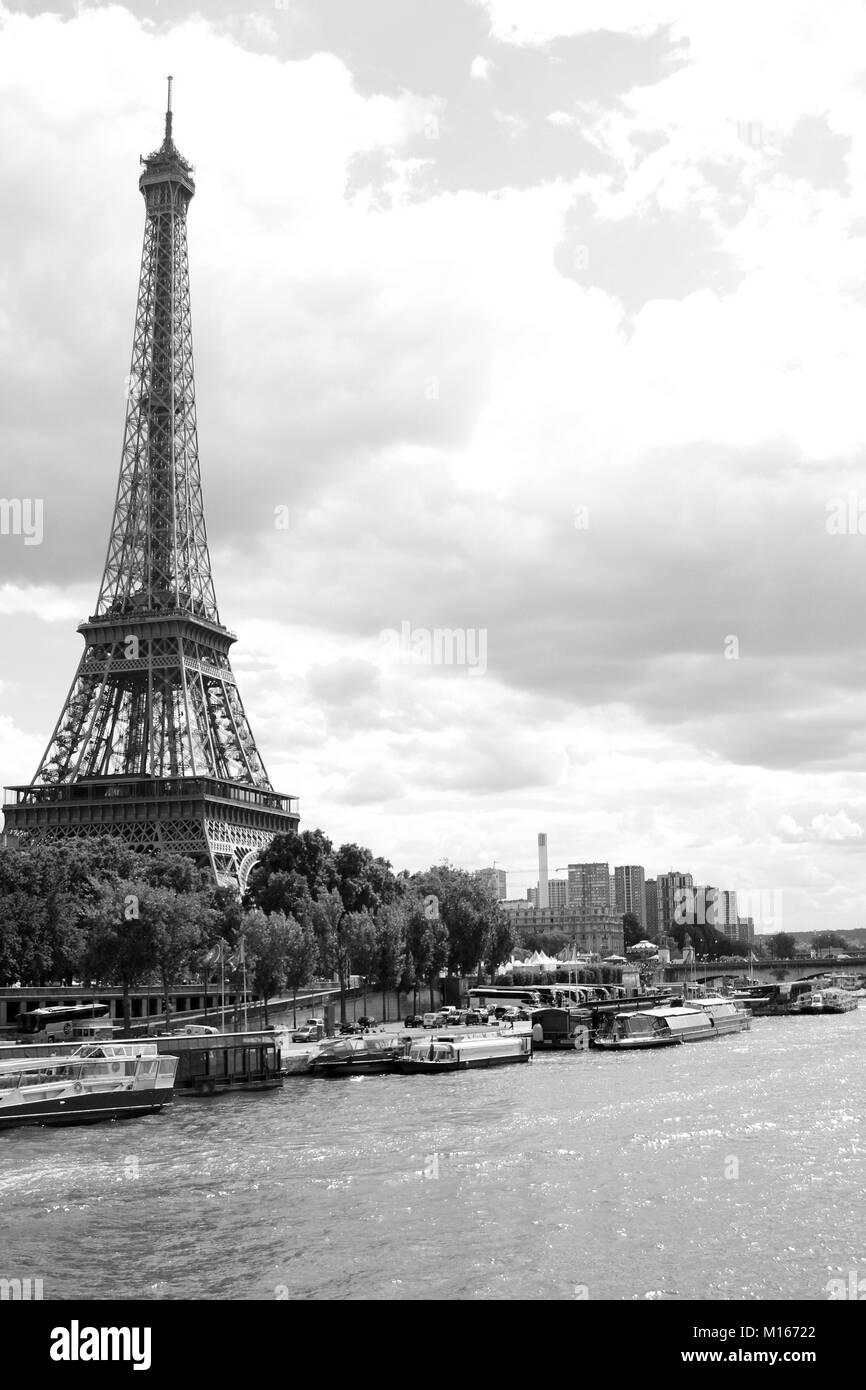 Schwarz und weiß, Blick auf den Eiffelturm vom Seineufer, Paris, Frankreich. Stockfoto