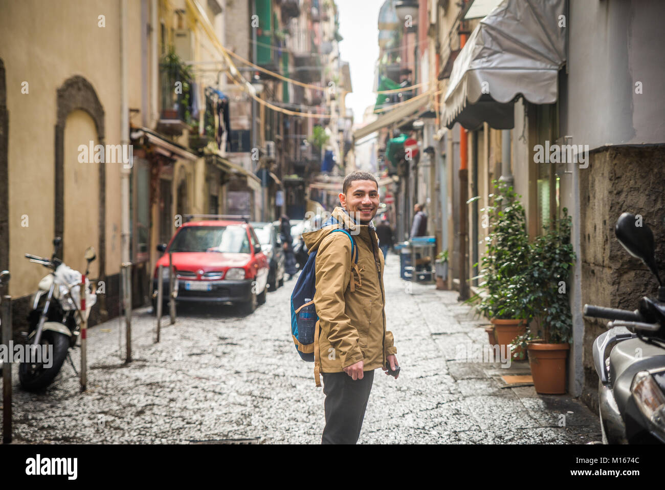 Touristische in Neapel zu Fuß durch die engen, belebten Straßen, Italien Stockfoto