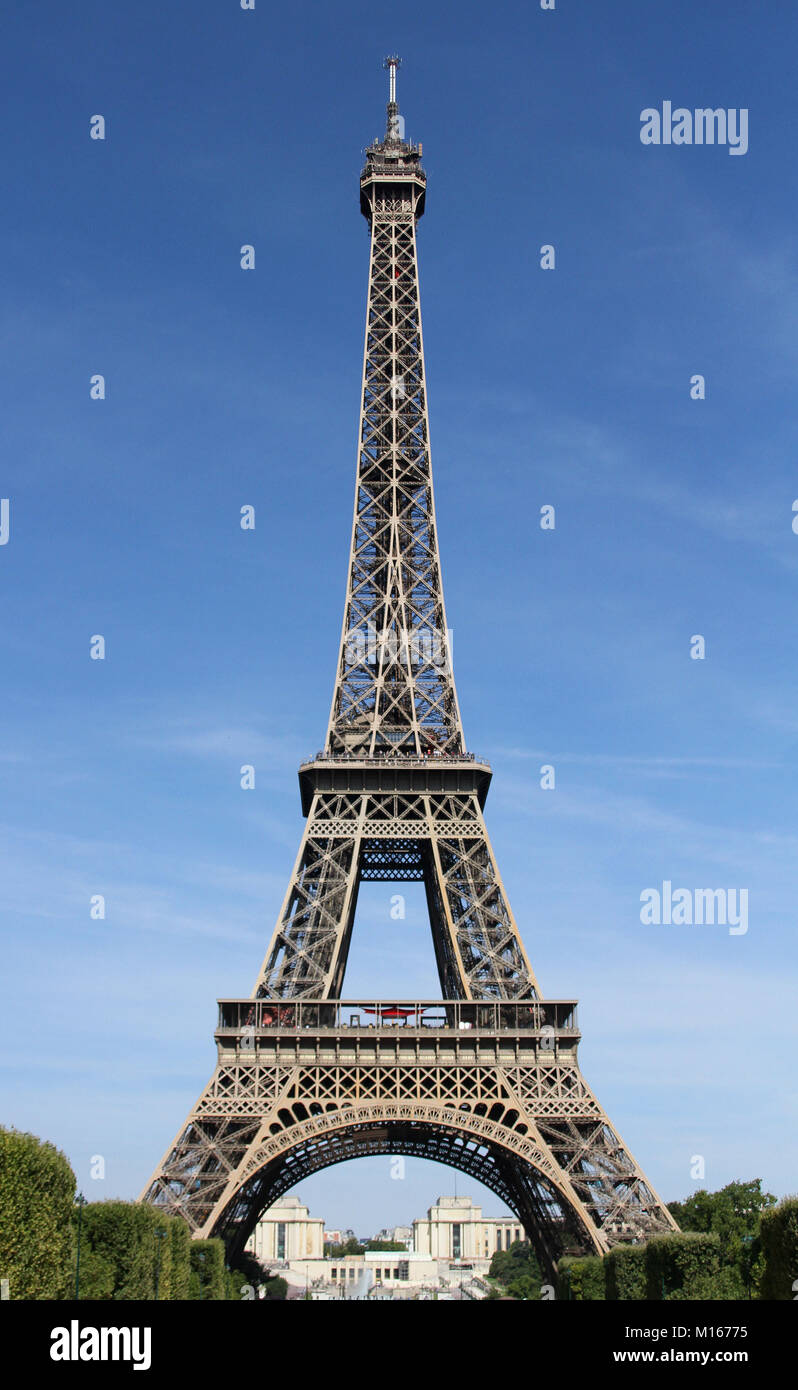 Eiffel-Turm voller Länge seitens der Champ de Mars, Paris, Frankreich. Stockfoto