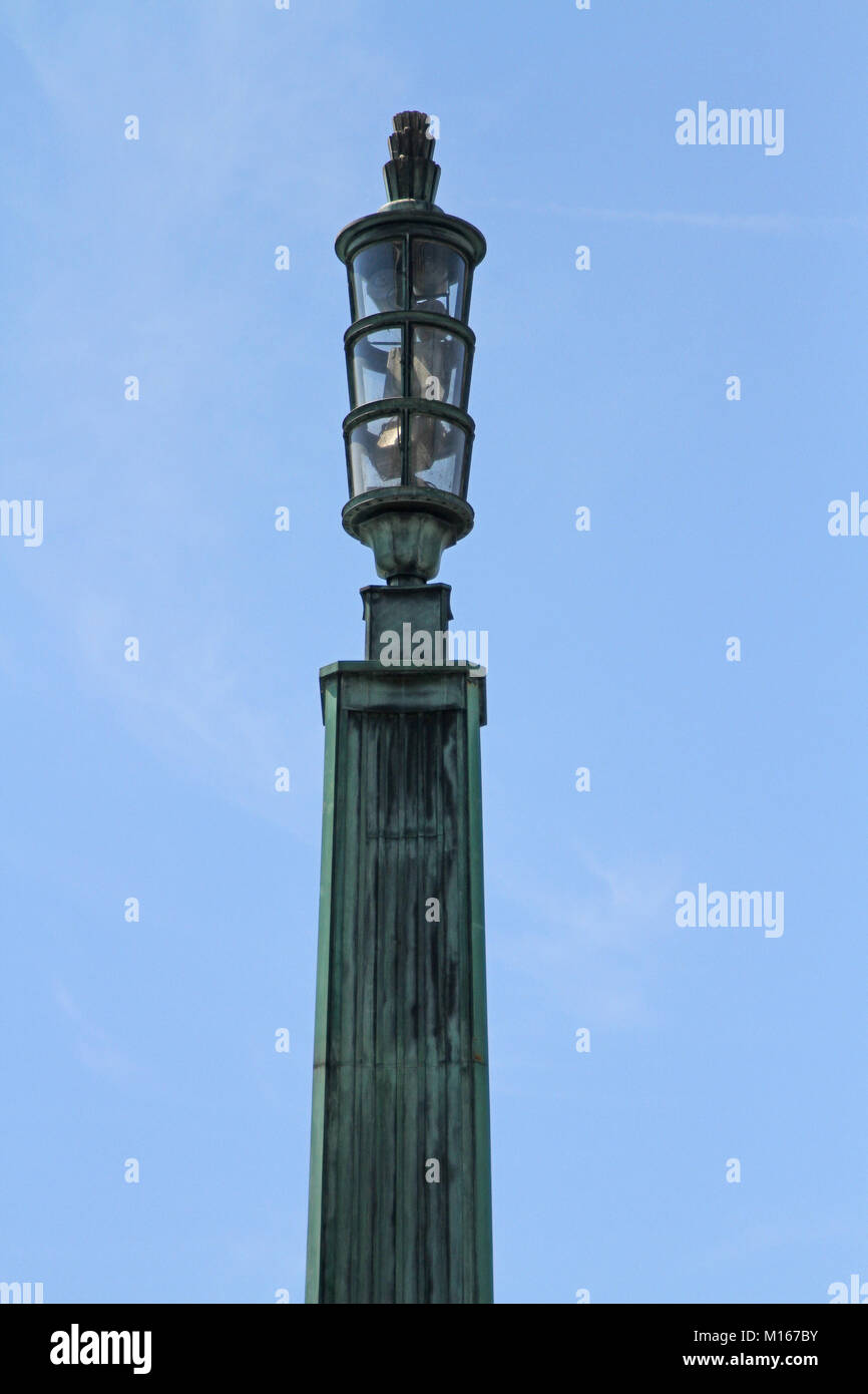 Eine Straßenlaterne gegen blauen Himmel, Paris, Frankreich. Stockfoto