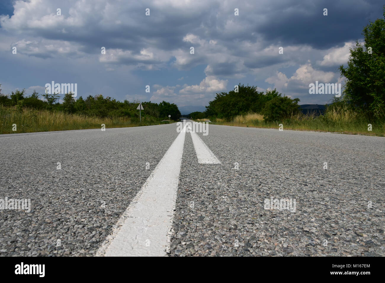 Leeren asphalt Land Straße mit Stockfoto