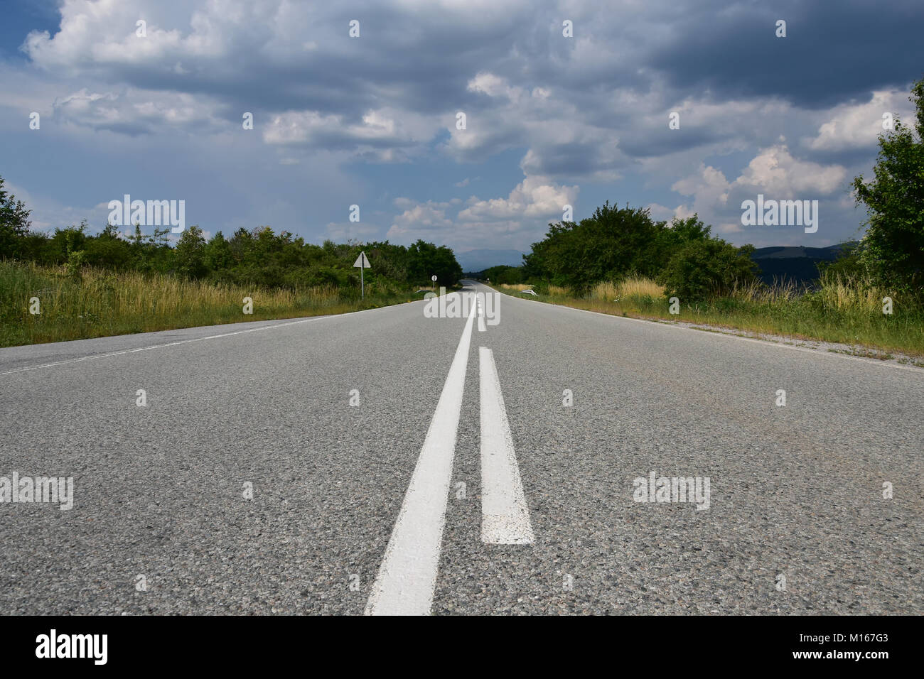 Leeren asphalt Land Straße mit Stockfoto