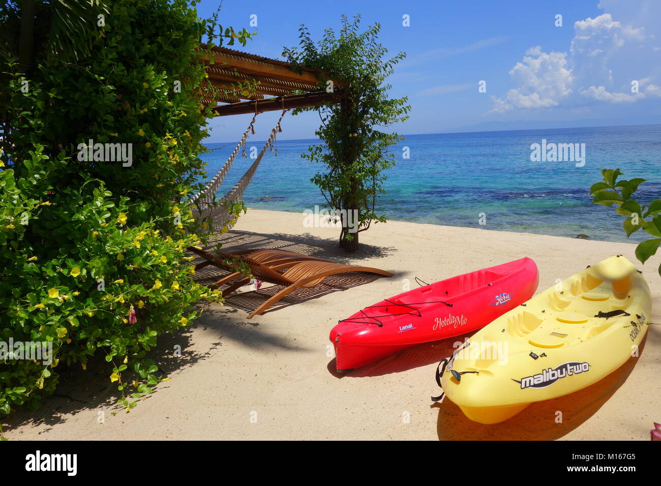 Helle farbe Kajaks auf einer ruhigen, privaten Strand in Puerto Vallarta, Mexiko Stockfoto