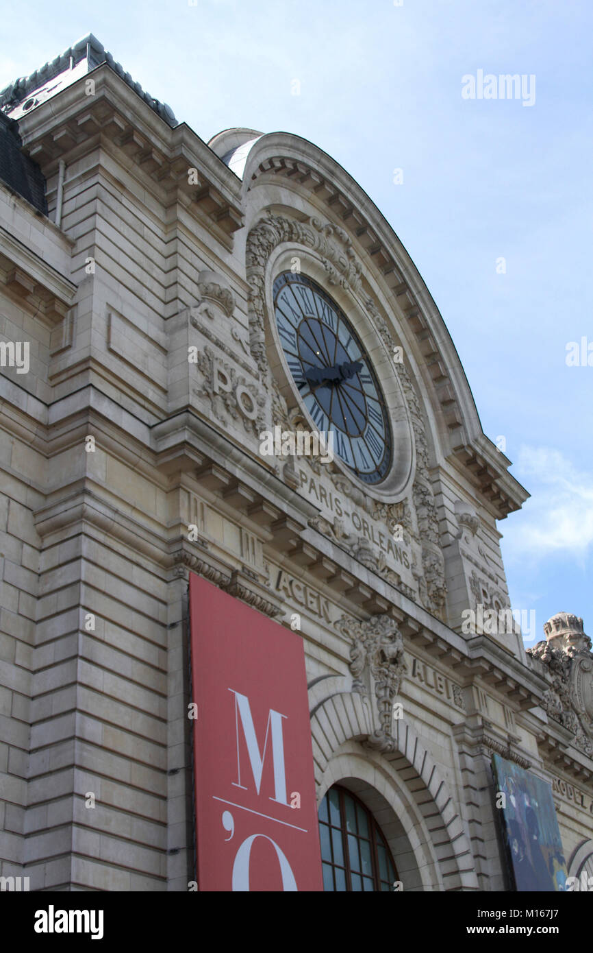 Nahaufnahme der vorderen linken Uhr des Musée d'Orsay mit Bannern, Paris, Frankreich. Stockfoto