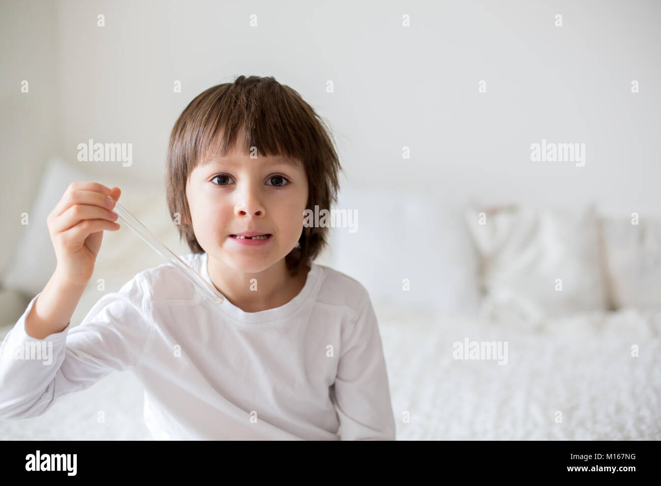 Wenig lächelnde Kind junge Hand nach seinem ersten Babymilch oder temporäre Zahn fallen heraus Stockfoto