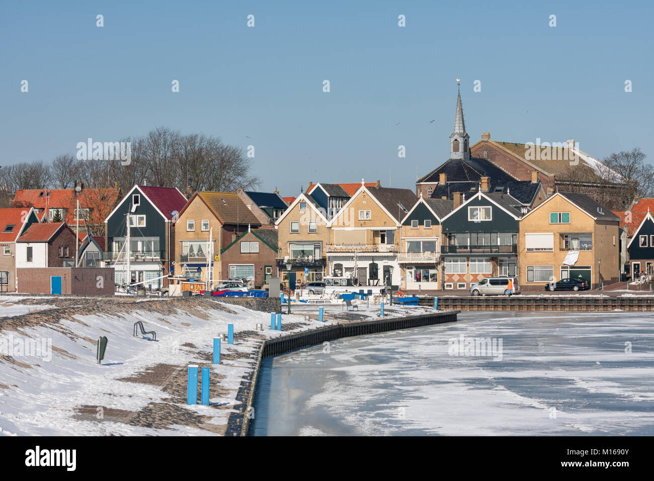 Verschneite Winterlandschaft niederländische Fischerdorf Urk mit gefrorenen Hafen Stockfoto