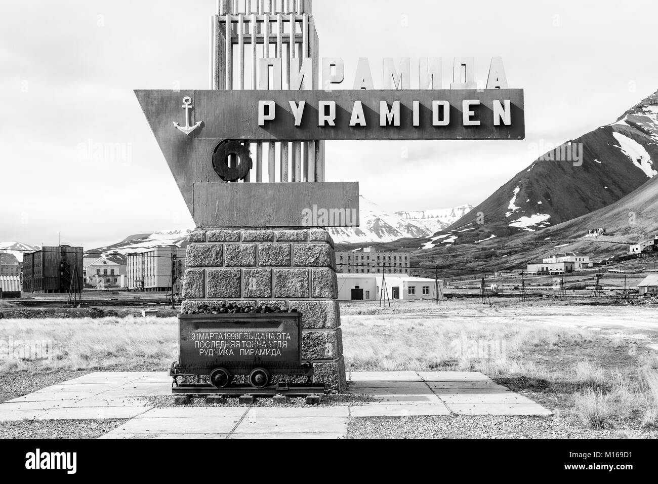 PYRAMIDEN, Norwegen - 25. Juni 2015: Außen der zerstörten Gebäude an der verlassenen russischen Arktis Siedlung Pyramiden, Norwegen Stockfoto