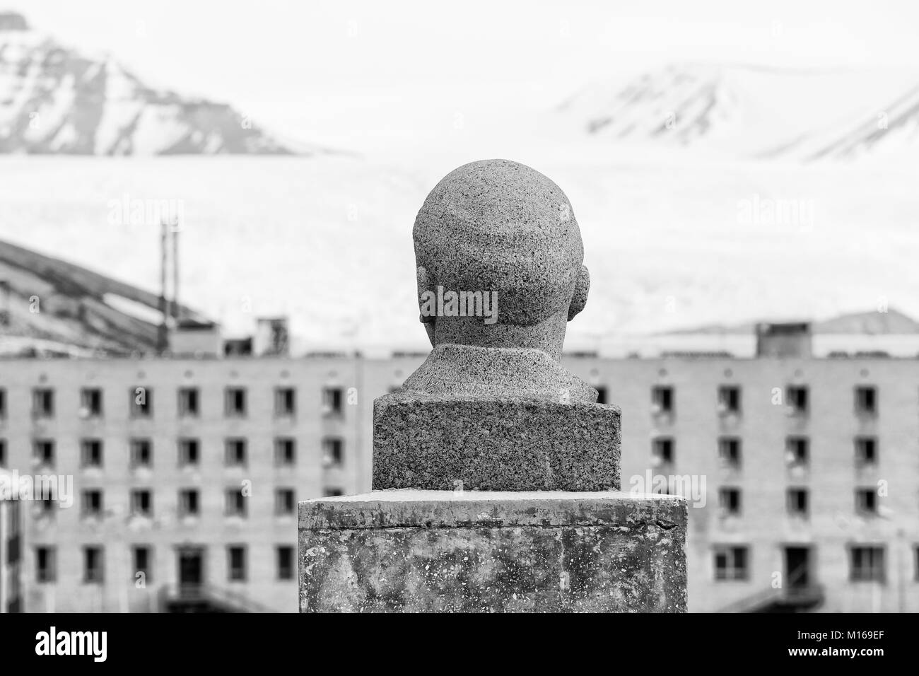 PYRAMIDEN, Norwegen - 25. Juni 2015 : Äußeres der Büste von Lenin an die verlassenen russischen Arktis Siedlung Pyramiden, Norwegen Stockfoto