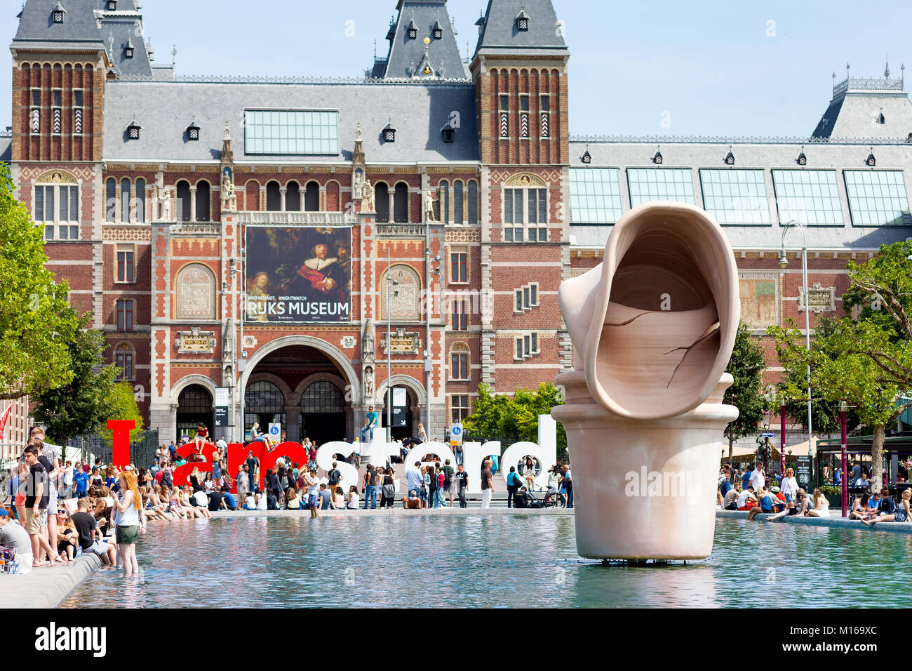 Menschen Entspannung und Spaß auf einem waem sonnigen Tag in der Nähe des Rijks Museum, Amsterdam, Niederlande Stockfoto