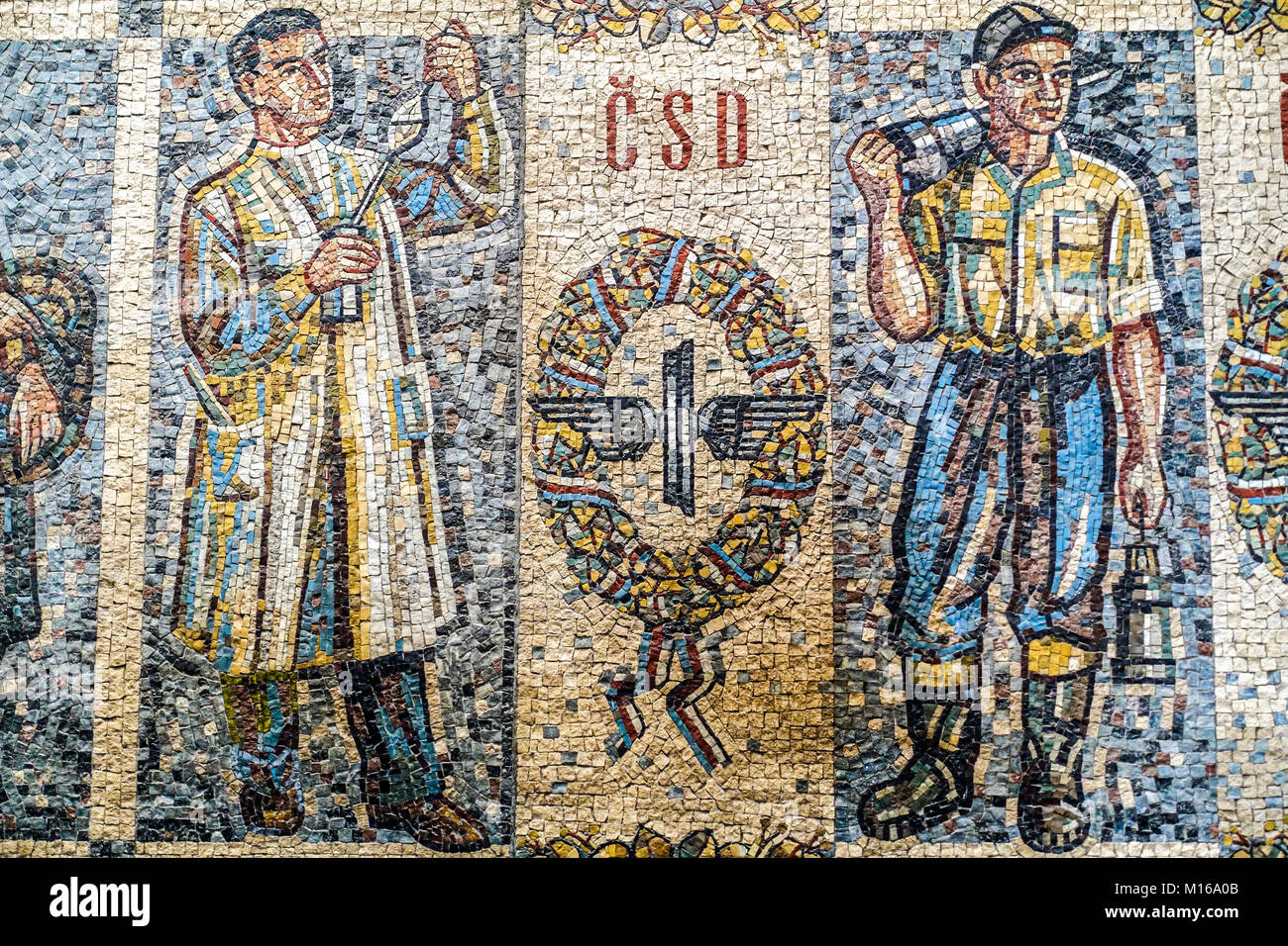 Kunst im Kommunismus, Held im Stil des sozialistischen Realismus, Mosaik auf dem Bahnhof, Ústí nad Labem, Tschechische Republik Stockfoto