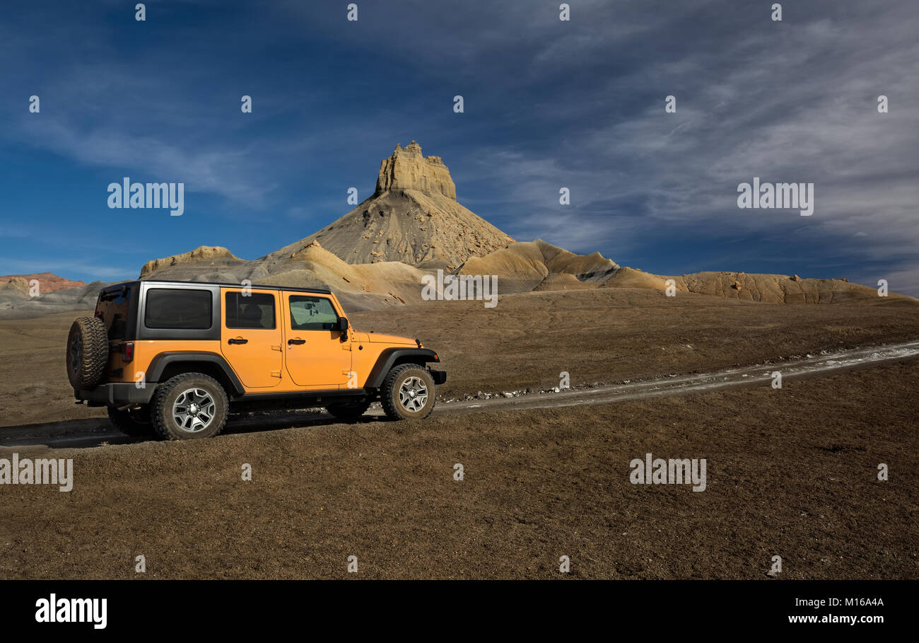 Jeep, auf Schmutz der Straße geparkt, Glen Canyon National Recreation Area, Arizona, USA Stockfoto