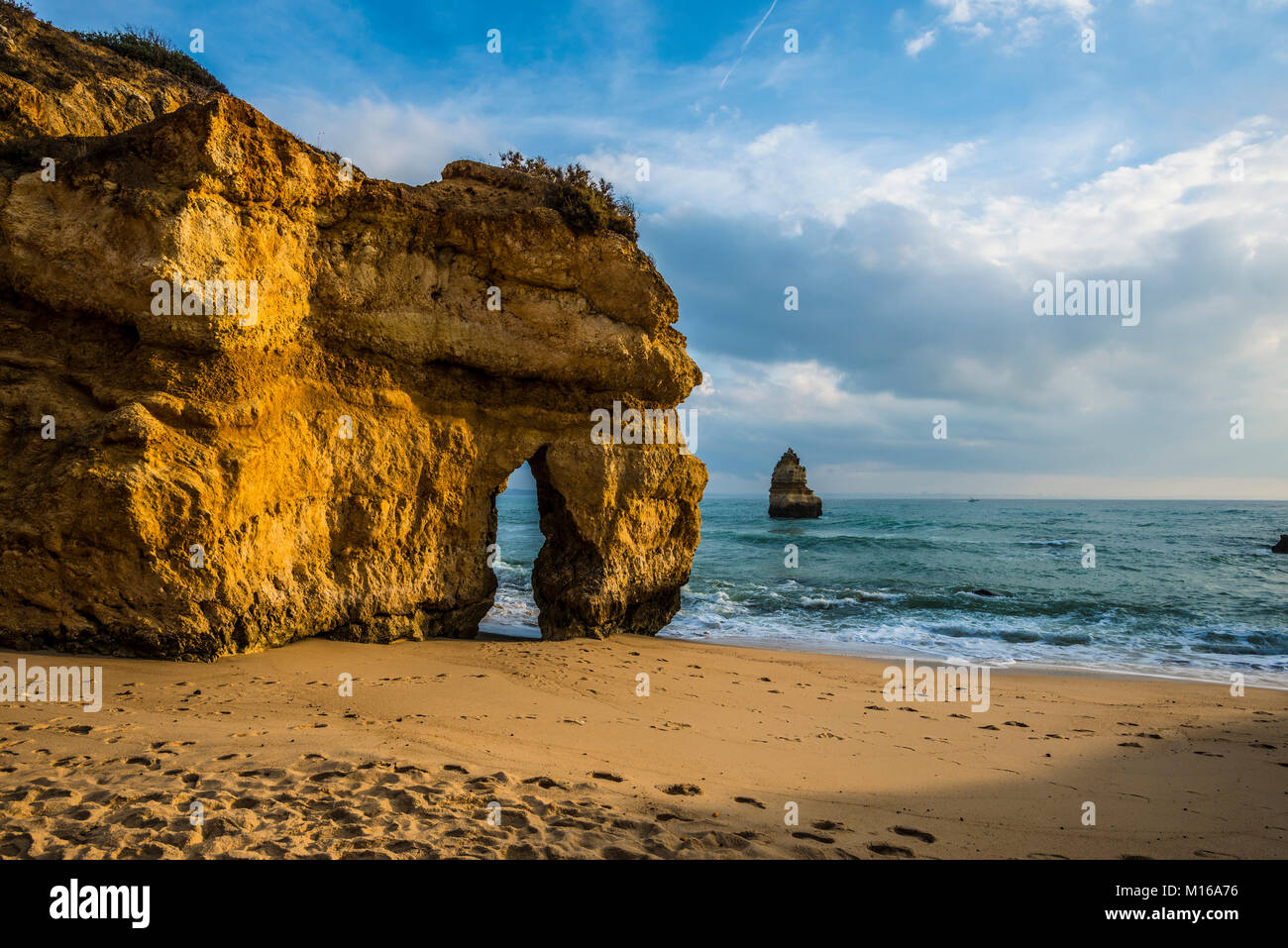 Felsige Küste mit Strand und roten Felsen, Praia do Camilo, Lagos, Algarve, Portugal Stockfoto