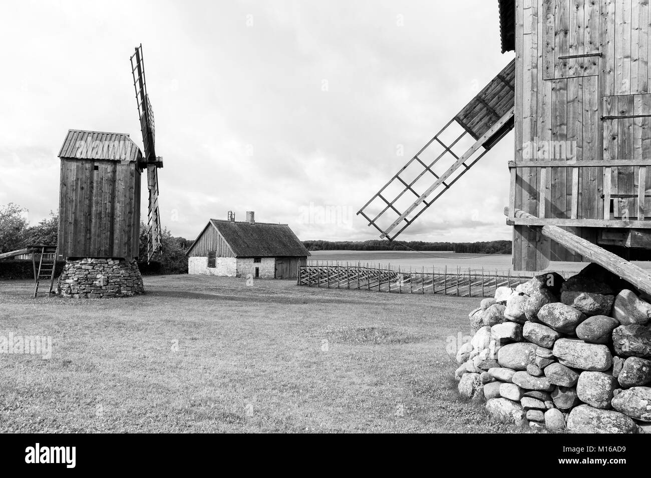 Traditionelle hölzerne Windmühlen der Insel Saaremaa, Estland Stockfoto