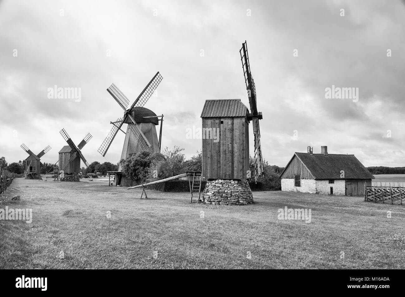 Traditionelle hölzerne Windmühlen der Insel Saaremaa, Estland Stockfoto