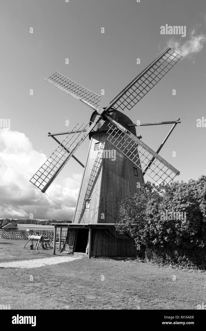 Alte Windmühle in Angla Erbe Kultur Zentrum. Ein niederländischer Stil Windmühlen an Saaremma island Estland Stockfoto