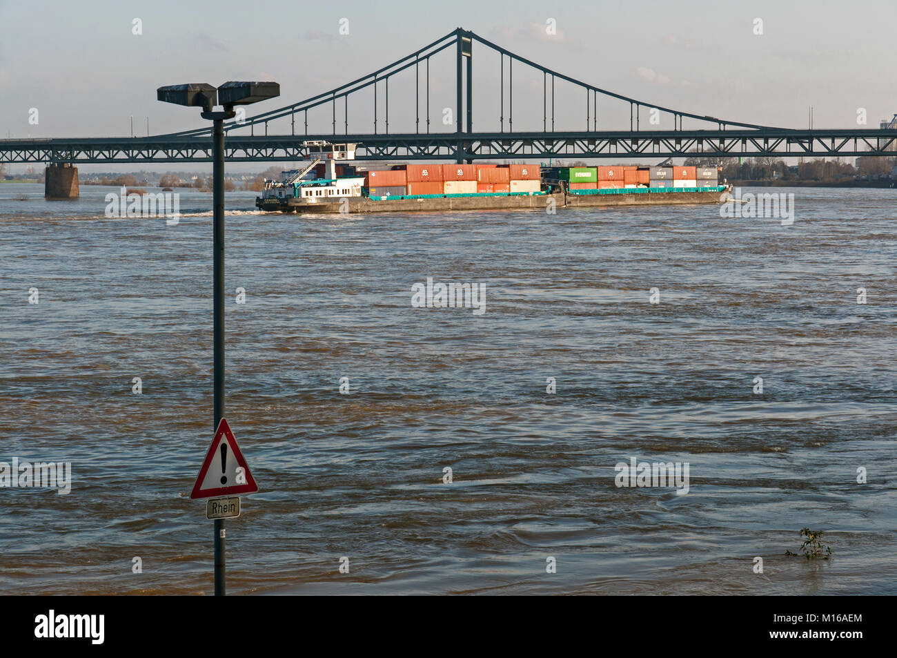 Hochwasser am Rhein, Krefeld, NRW, Deutschland. Stockfoto