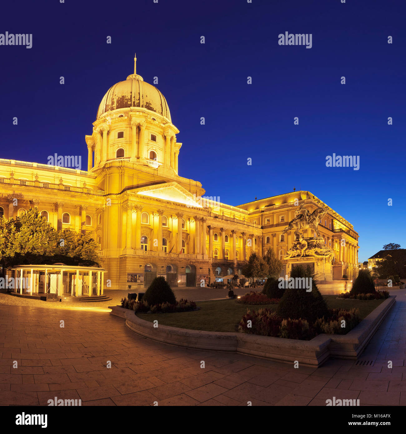 Schloss Palast bei Nacht, Burgviertel, Buda, Budapest, Ungarn Stockfoto