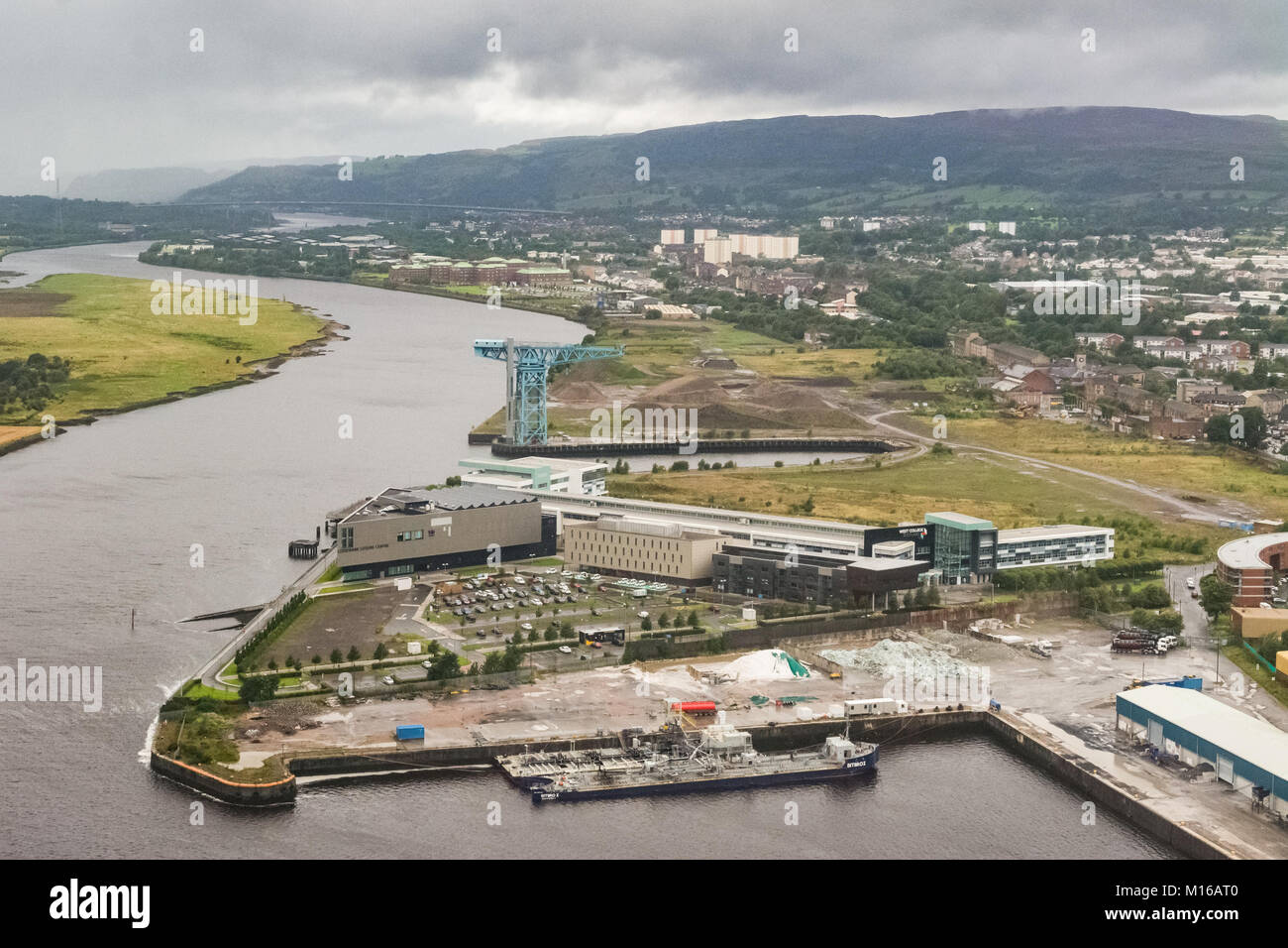 Clydebank, Glasgow, Schottland, Großbritannien - Übersicht West College Schottland und den leeren ehemaligen Gelände der Werft durch für die Neugestaltung des John Brown Stockfoto