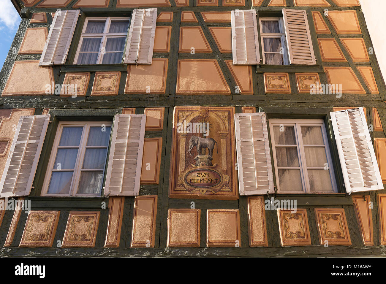 Fassade des Hotel Zum Elefant, historische Fachwerkhaus aus dem 15. Jahrhundert, Ribeauvillé, Elsass, Frankreich Stockfoto