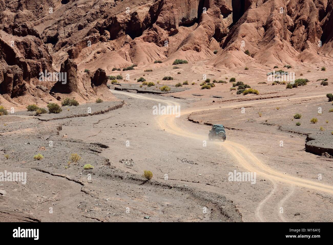 Wüstenlandschaft mit Schmutz der Straße im Rainbow Valley, Valle Arcoiris, in der Nähe von San Pedro de Atacama, Región de Antofagasta, Chile Stockfoto