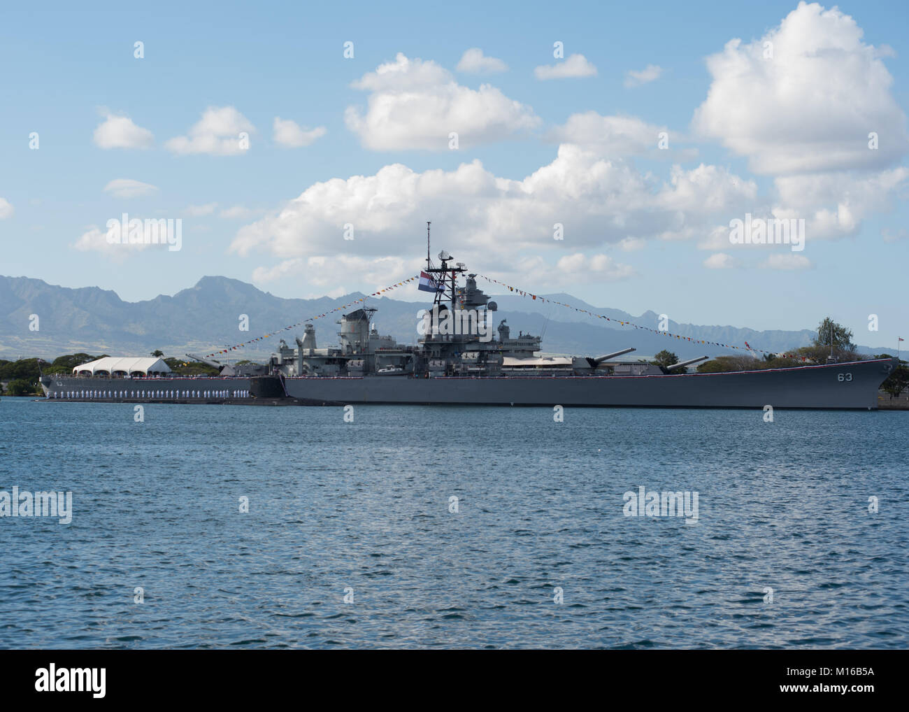 180126-ND 356-0021 Pearl Harbor (Jan. 26, 2018) - Segler von Virginia-Klasse schnell-Angriffs-U-Boot USS Missouri (SSN780) ehrt die USS Missouri Memorial machen während der Änderung der Heimathafen auf Pearl Harbor. USS Missouri (SSN780) in Pearl Harbor für ein Haus port Ändern von Groton, Connecticut angekommen. (U.S. Marine Foto von Mass Communication Specialist 3. Klasse Jessica O. Blackwell/Freigegeben) Stockfoto