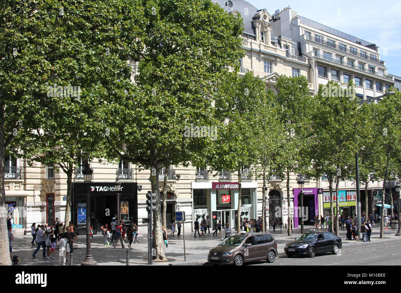Geschäfte und Wohnhäuser, die Avenue des Champs-Elysées, Paris, Frankreich. Stockfoto
