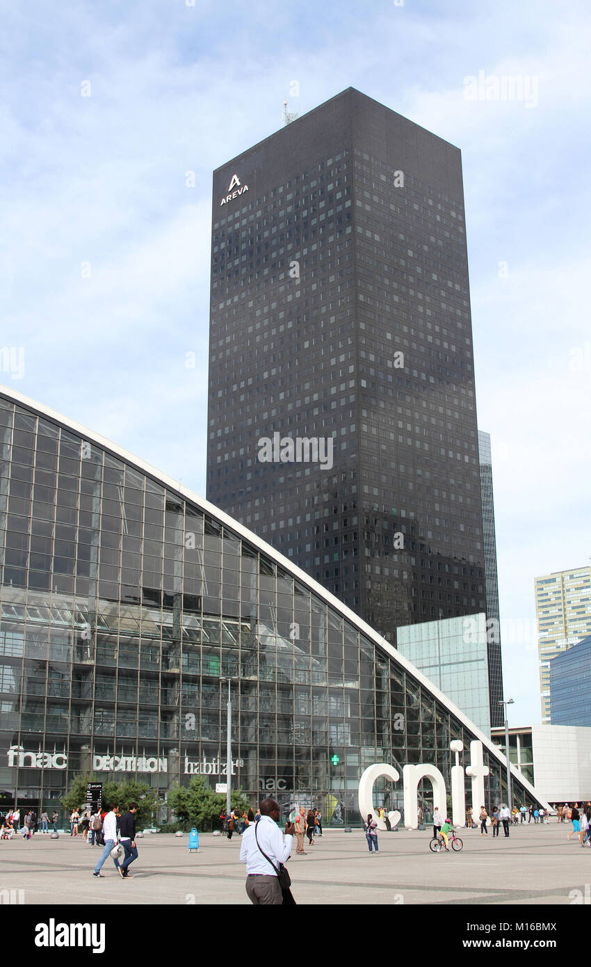 Das Zentrum von neuen Branchen und Technologien (CNIT Konferenzzentrum) und der Areva Turm im Geschäftsviertel La Defense, Großraum Paris Stockfoto