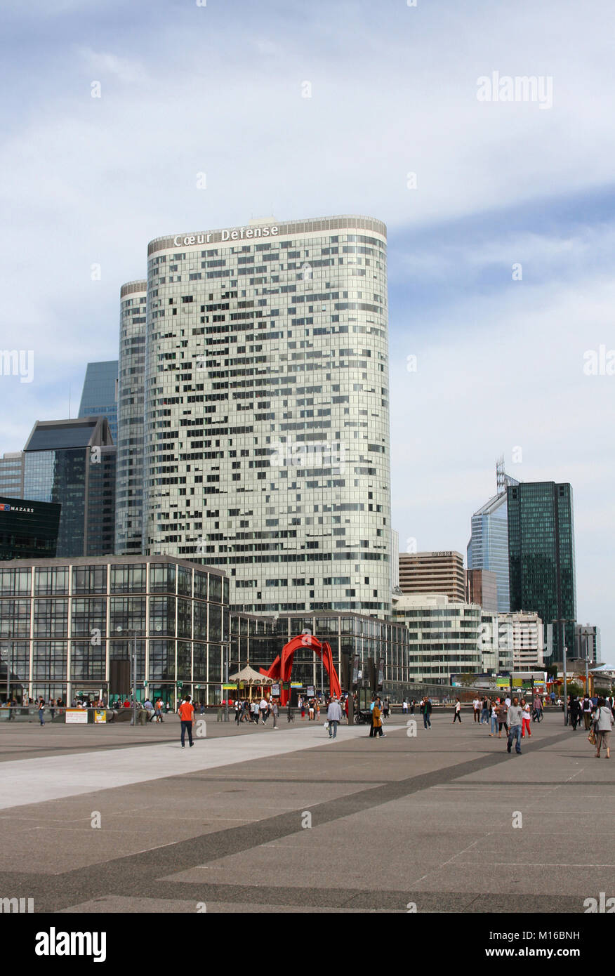Die Coeur-Verteidigung-Büro-Hochhaus und umliegenden Gebäuden im Geschäftsviertel La Defense, Großraum Paris und Ile-De-France, Frankreich. Stockfoto