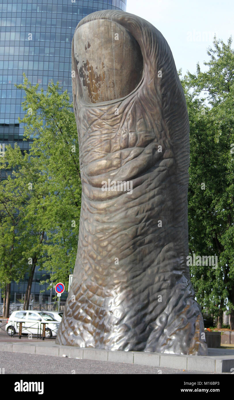 Le Pouce Daumen Skulptur von Cesar Baldaccini im Geschäftsviertel La Defense, Großraum Paris und Ile-De-France, Frankreich. Stockfoto