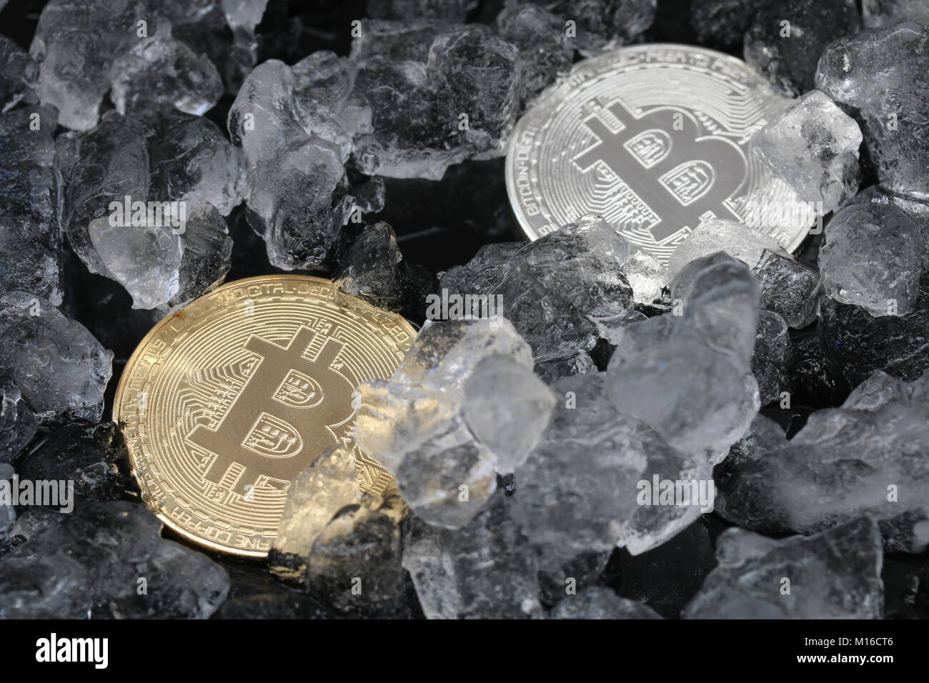 Bitcoin auf Crushed Ice Hintergrund Stockfoto