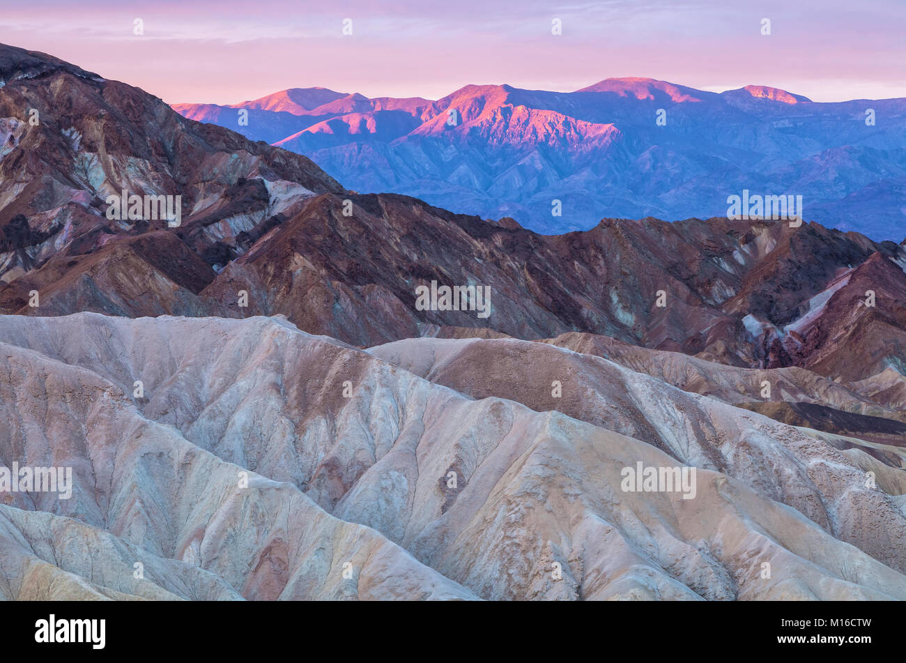 Einzigartige Landschaft und Felsformationen am Zabriskie Point, und die Morgensonne, in Death Valley National Park, California, United States. Stockfoto