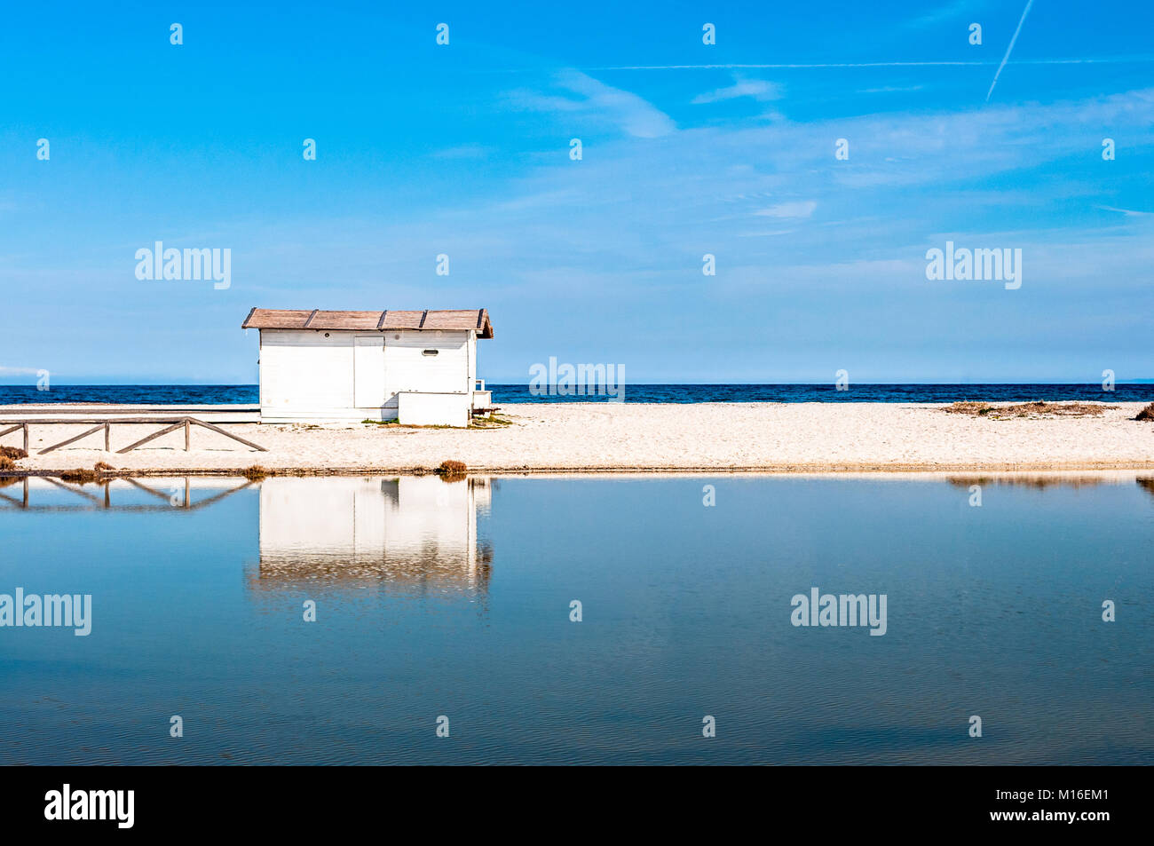 Reflexion der Hütte am Strand an einem sonnigen Tag Stockfoto