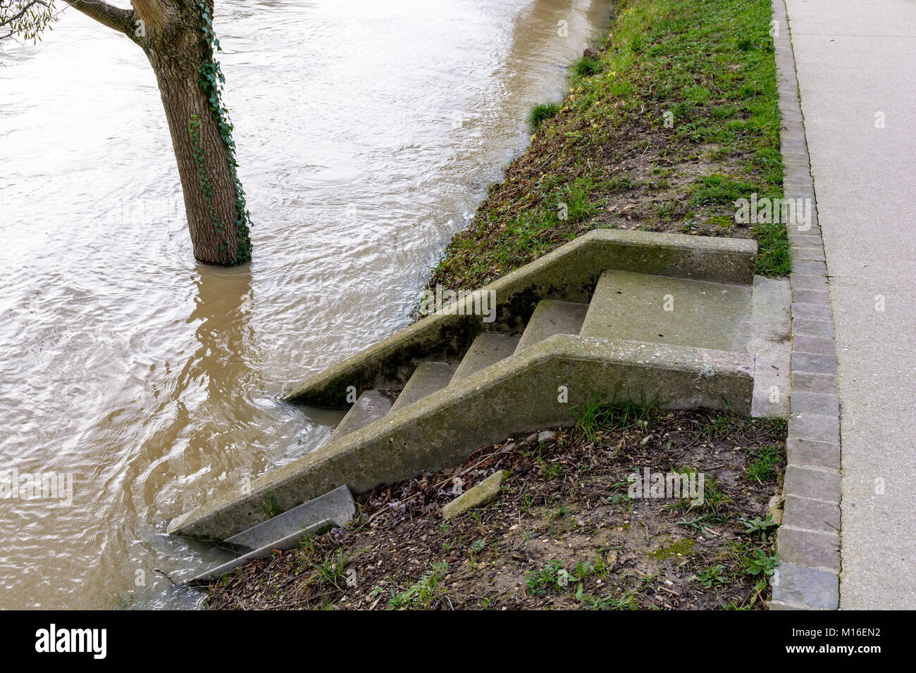 Die Treppen absteigend auf die Ufer des Flusses Marne sind auf halber Höhe durch die wichtigen Anstieg des Wasserspiegels überflutet. Stockfoto