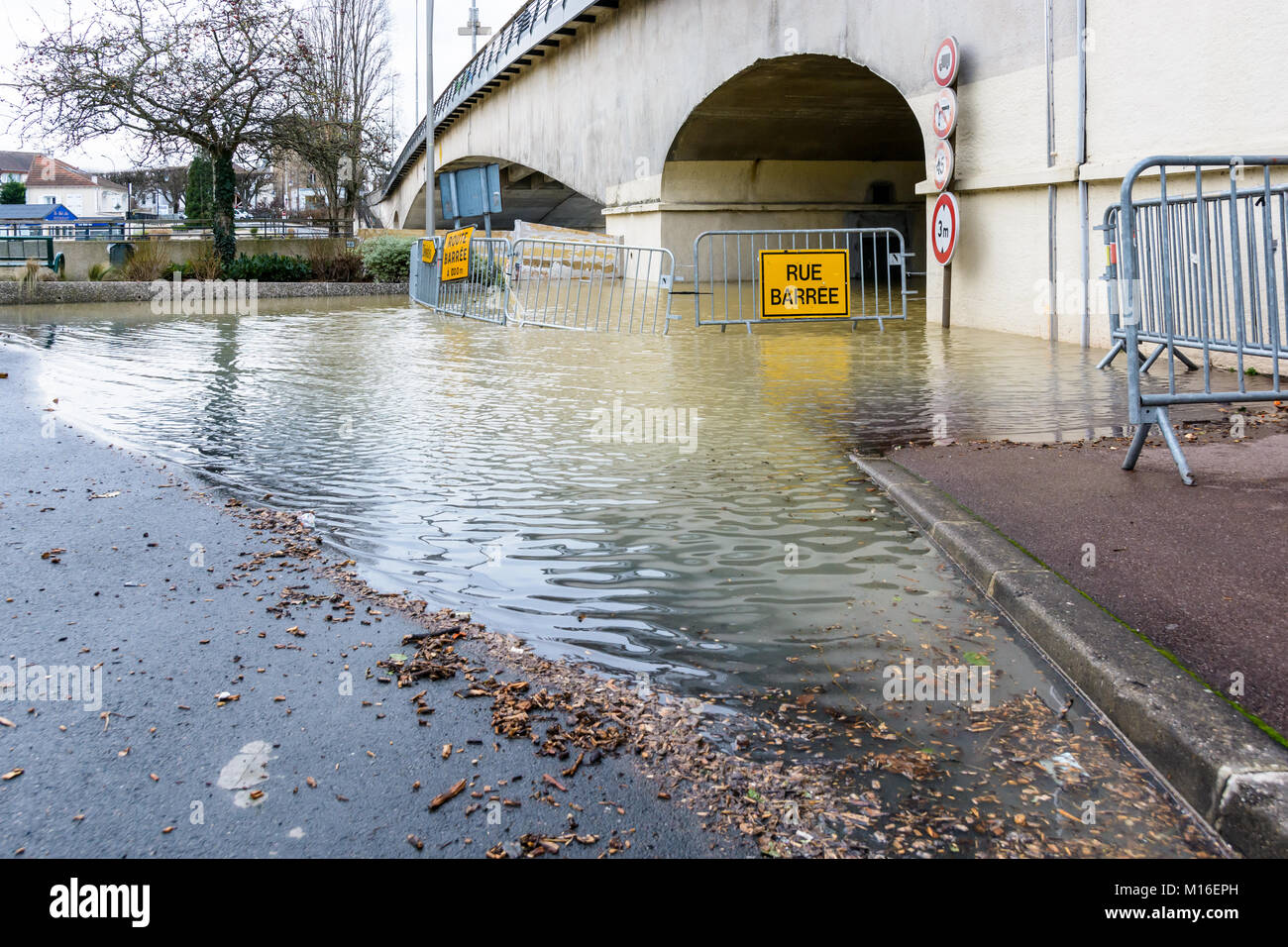 Bry-sur-Marne, Val-de-Marne, Frankreich - Januar 24, 2018: gelbe Schilder auf temporäre Toren installiert zeigen eine verkehrsumleitungen vor einem Tunnel f Stockfoto