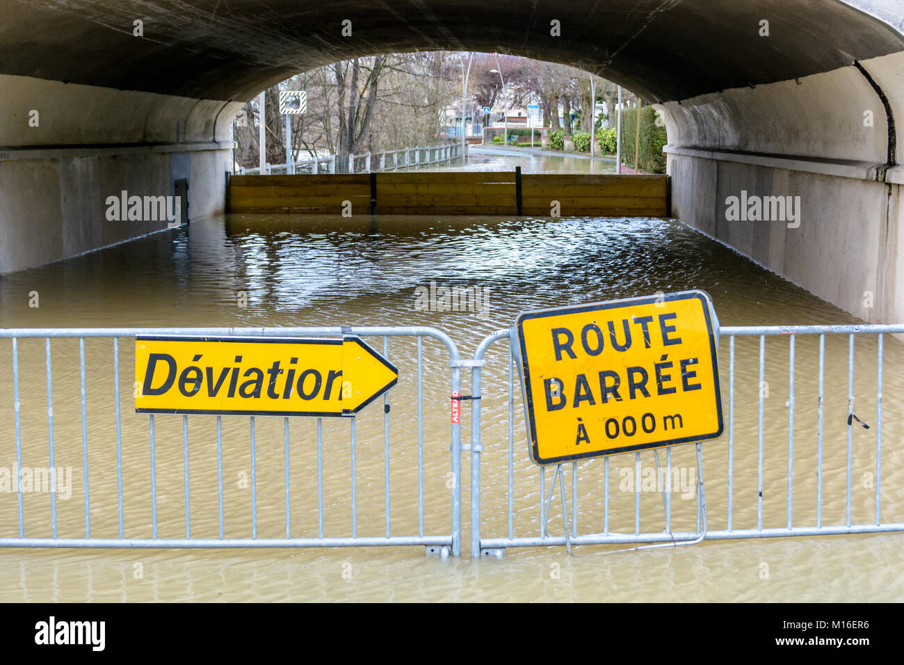 Gelbe Schilder auf temporäre Toren installiert zeigen eine verkehrsumleitungen vor einem Tunnel überflutet, das Wasser des Flusses Marne. Stockfoto