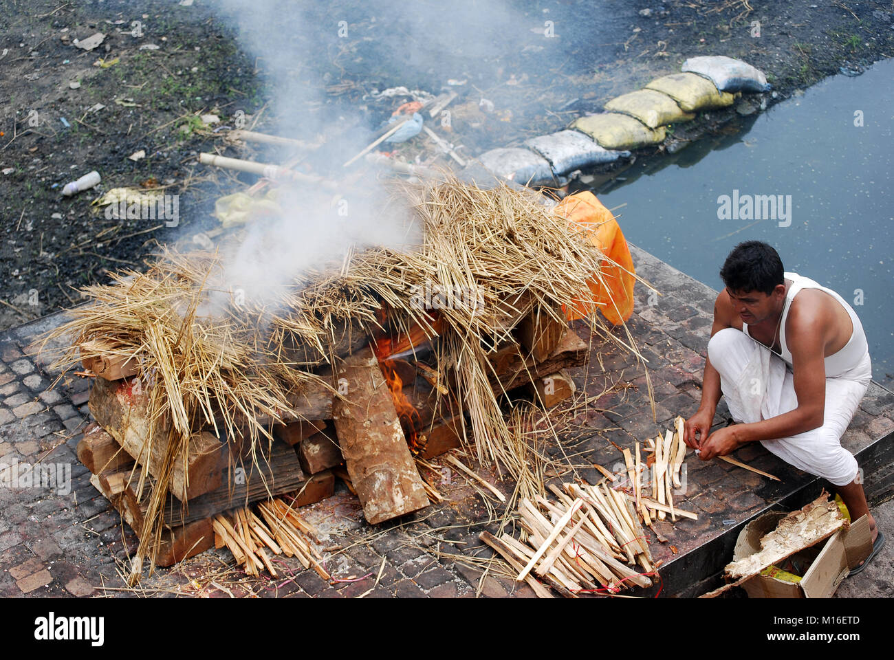 Leben Nach Dem Tod Hinduismus Eine hinduistische Bestattung Pashupatinath Tempel am Ufer des Bagmati