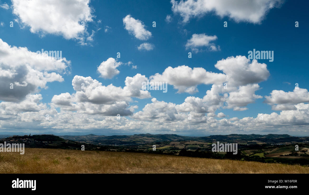 Typische mittlere italienische Landschaft, Landschaft von ländlichen Land mit bewirtschafteten Feldern, Conero, Marche, Italien Stockfoto