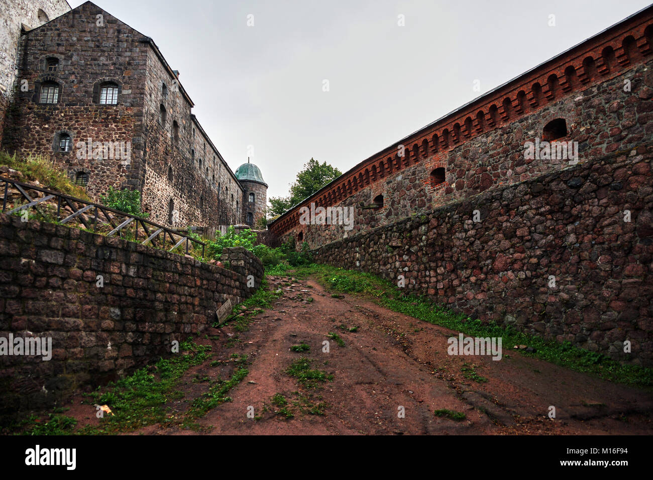 Im Inneren der Festung, Gebäude und Mauern sind sichtbar, nach links und nach rechts. Oben kommt ein Schmutz weg. Wyborg, Russland, Region Leningrad, Geschichte Stockfoto