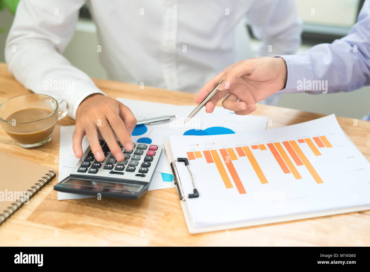 Business mann Berechnung des Budgets zahlen, Rechnungen und Finanzberater arbeiten. Stockfoto