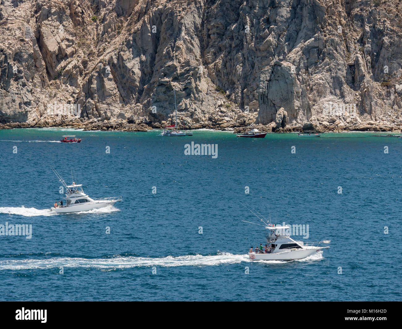Deep Sea Fishing Charter Boote wieder nach Cabo San Lucas vorbei an den Granitfelsen in der Nähe des Arches Mexiko Stockfoto