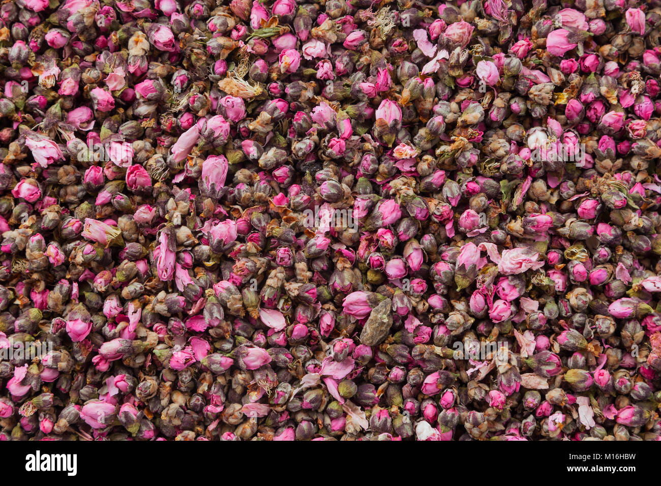Tee blumen Textur. Peach Blossom Tee mit Zitrone. Bio Getrocknete Blumen Tee Blätter Stockfoto