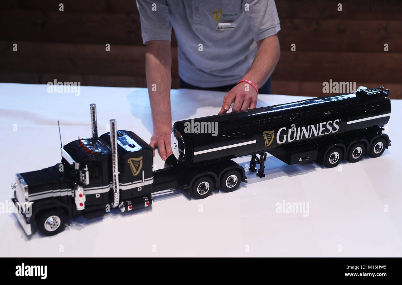 Jaroslaw Walter, von Limerick, mit einem Modell Guinness Truck, die Ihn 3 Jahre in Anspruch nahm, an Brickxfest eine Veranstaltung für Lego Fans an Tayto Park, Co Meath. Stockfoto