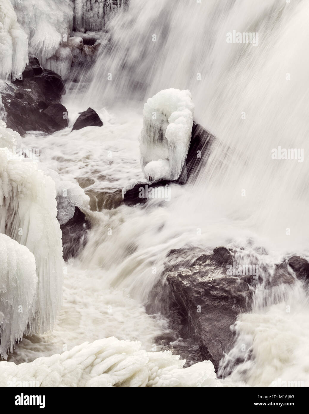 Vereisten Felsen an der Unterseite der Winter Wasser fällt. Norwhich Yantic fällt, CT, Yantic Fluss, im Januar Stockfoto