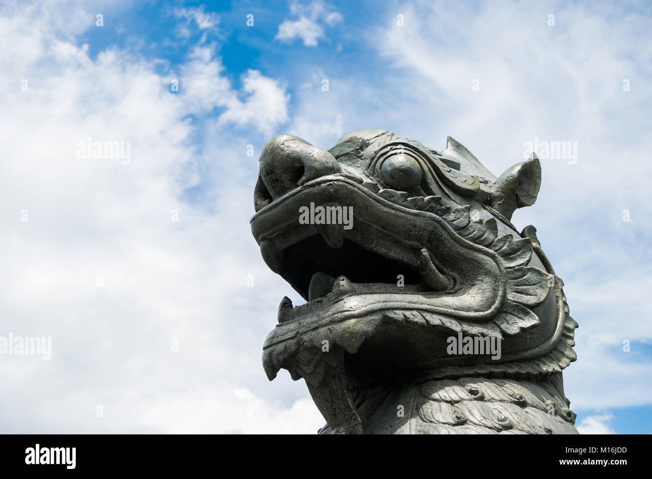 Gesicht und Zähne des Asiatischen Löwen Statue leogryph chinthe Metall grau an der Basis der Burma Independence Monument Obelisken, Yangon, Myanmar, Birma, Se Asien Stockfoto