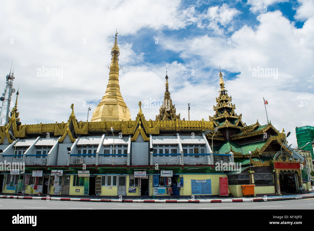Äußere der Sule Pagode und goldenen Stupa, an einer Straßenkreuzung und als eine Verkehrsinsel Kreisverkehr mit Geschäften in der Innenstadt von Yangon, Myanmar Südostasien Stockfoto