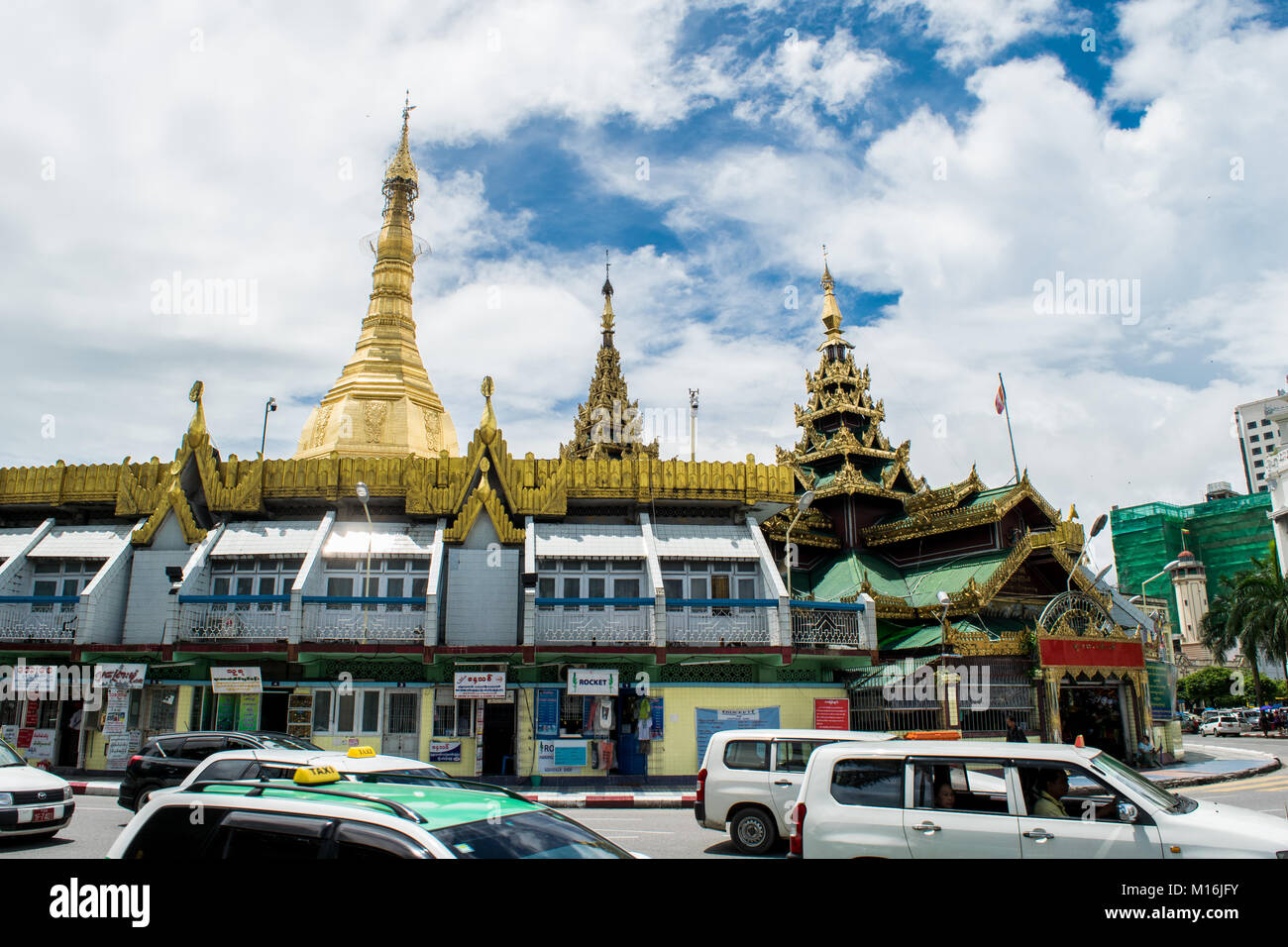 Äußere der Sule Pagode und goldenen Stupa, an einer Straßenkreuzung und als eine Verkehrsinsel Kreisverkehr mit Geschäften in der Innenstadt von Yangon, Myanmar Südostasien Stockfoto
