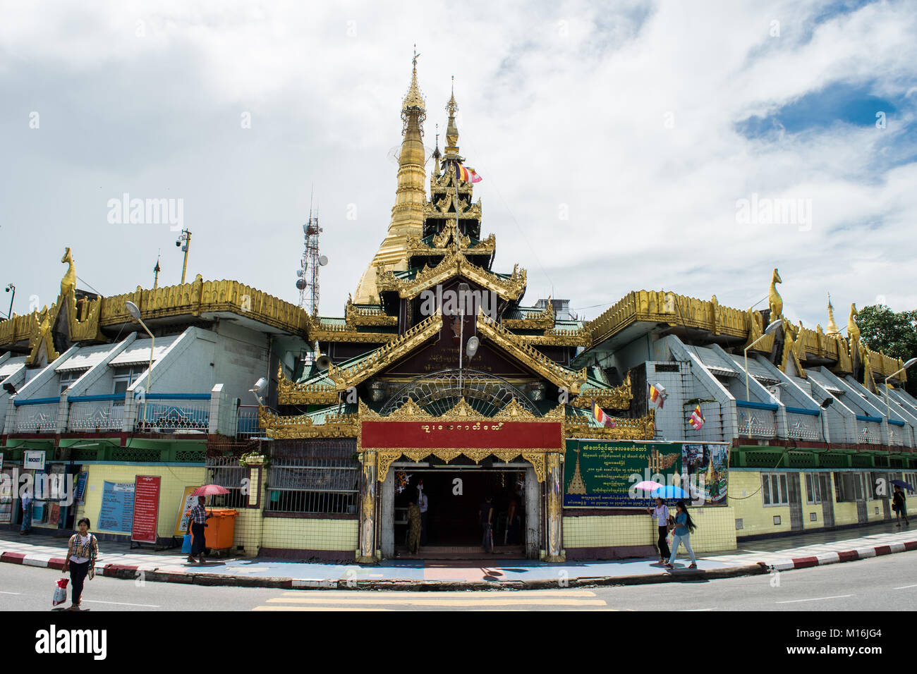 Äußere der Sule Pagode und goldenen Stupa, an einer Straßenkreuzung und als eine Verkehrsinsel Kreisverkehr mit Geschäften in der Innenstadt von Yangon, Myanmar Südostasien Stockfoto